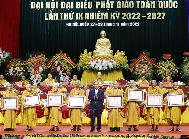 Chủ tịch nước Nguyễn Xuân Phúc trao tặng Huân chương Lao động hạng Hai và hạng Ba cho các tập thể và cá nhân của Giáo hội Phật giáo Việt Nam. Ảnh: Thống Nhất/TTXVN