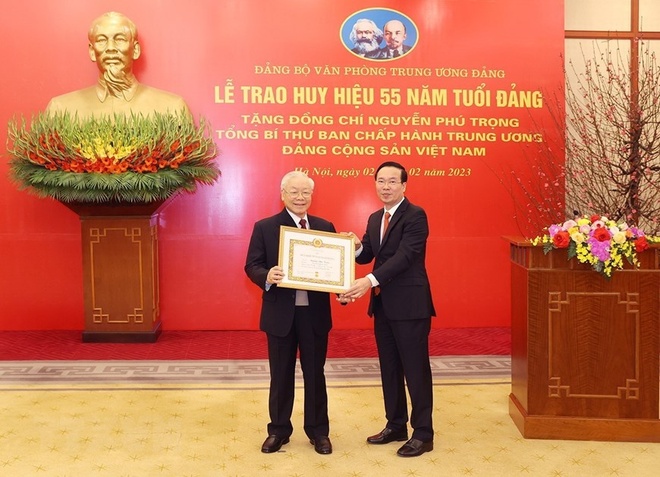 Đồng chí Võ Văn Thưởng, Ủy viên Bộ Chính trị, Thường trực Ban Bí thư trao huy hiệu 55 tuổi Đảng tặng Tổng Bí thư Nguyễn Phú Trọng