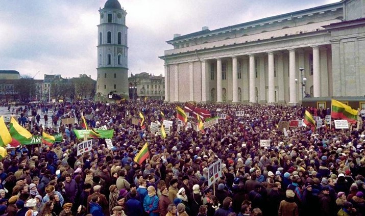 Người dân Litva (nước thành viên của Liên Xô) tụ tập ở thủ đô Vilnius vào ngày 12/1/1990 để đòi tách khỏi Liên Xô. Litva là nước cộng hòa Xô viết đầu tiên tuyên bố độc lập. Ảnh: Getty.