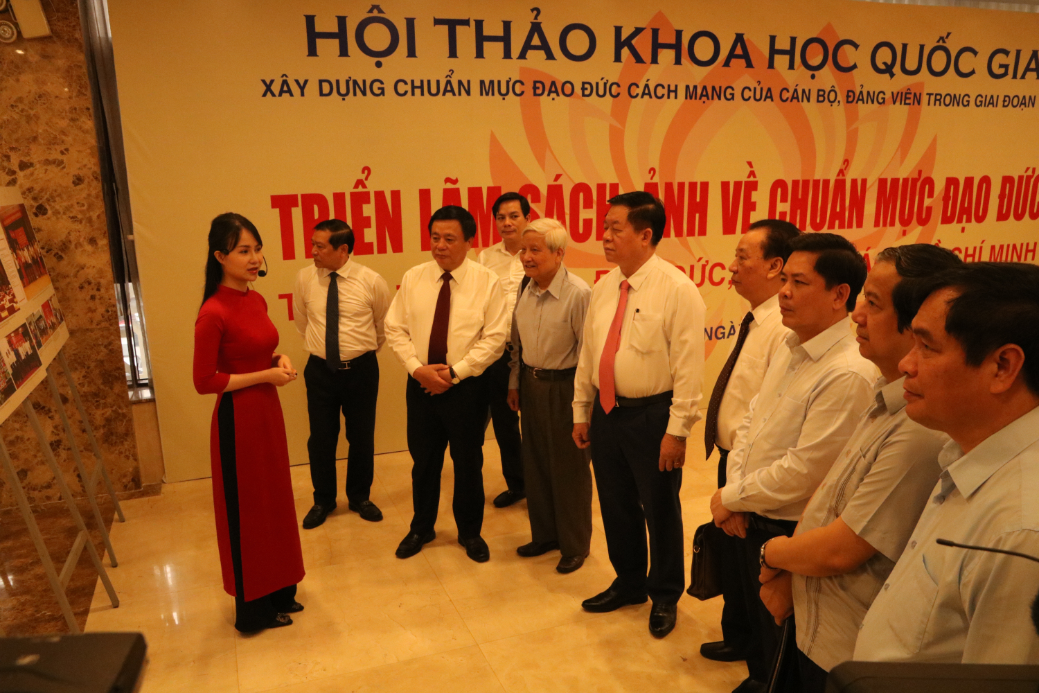 Các đại biểu tham quan triển lãm sách ảnh về chuẩn mực đạo đức theo tư tưởng, đạo đức, phong cách Hồ Chí Minh