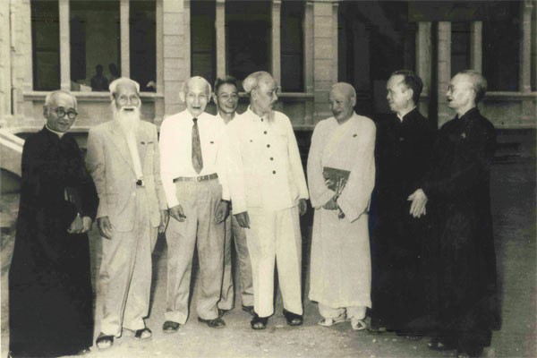 Chủ tịch Hồ Chí Minh nói chuyện thân mật với các đại biểu tôn giáo trong Quốc hội nước Việt Nam Dân chủ Cộng hòa năm 1960 (Ảnh: Trung tâm Lưu trữ Quốc gia III)