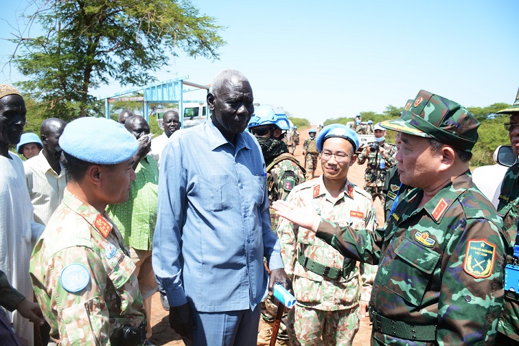 Thượng tướng Hoàng Xuân Chiến, Ủy viên Trung ương Đảng, Thứ trưởng Bộ Quốc phòng thăm Lực lượng gìn giữ hòa bình Liên hợp quốc của Việt Nam tại Phái bộ UNISFA (khu vực Abyei). (Ảnh: Cục Gìn giữ hòa bình Việt Nam)