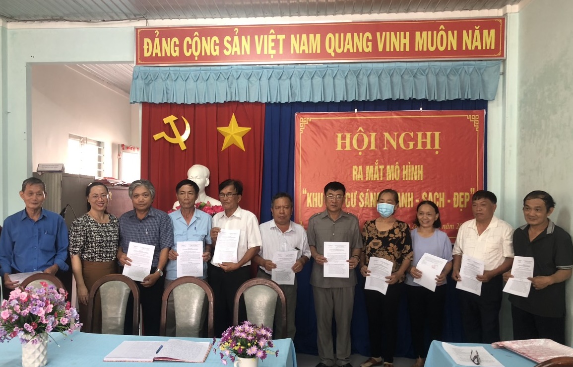 Bà Trần Thị Kim Khánh- Phó Chủ tịch UBND phường 3 trao quyết định thành lập Ban vận động, Tổ vận động mô hình
