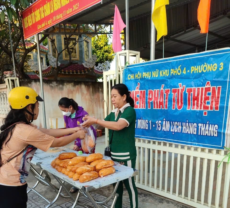 Ấm lòng bánh mì từ thiện trong ngày mùng 1 tháng 10 tại Chi hội phụ nữ Khu phố 4 Phường 3 thành phố Tây Ninh