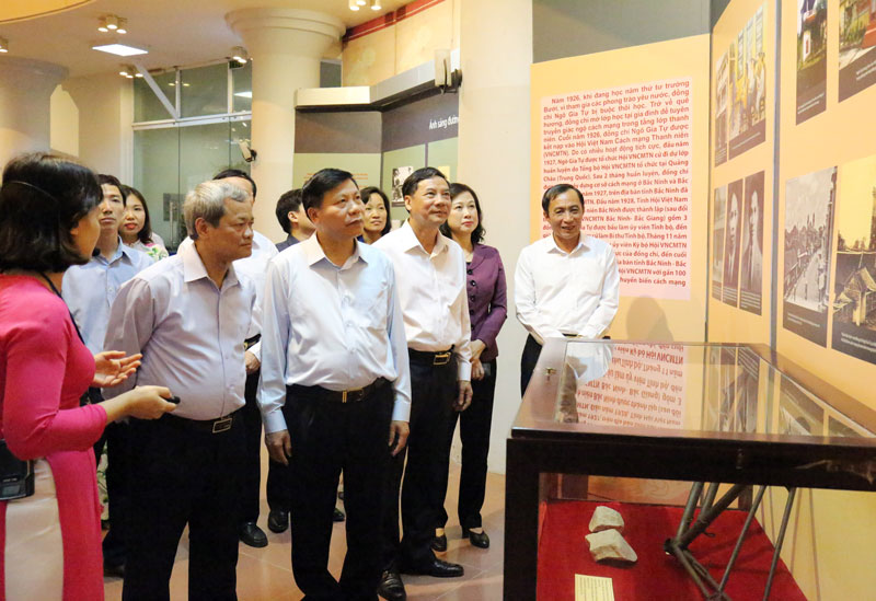 Các đồng chí lãnh đạo tỉnh Bắc Ninh tham quan trưng bày chuyên đề “Ngô Gia Tự - Người chiến sỹ Cộng sản lỗi lạc”.