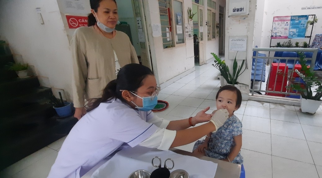 Trạm y tế Phường 3 tổ chức cho trẻ em 6 -35 tháng tuổi uống vitamin A