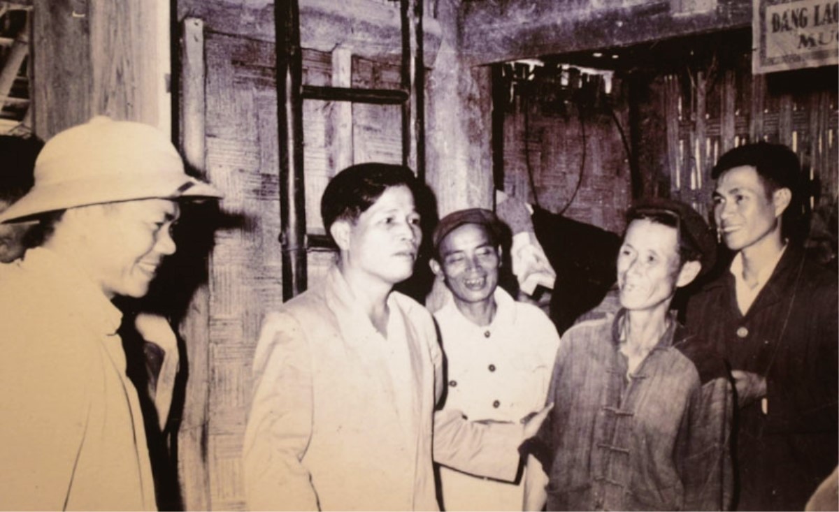 Trưởng ban Công tác nông thôn Trung ương Nguyễn Chí Thanh thăm đồng bào các dân tộc Tây Bắc, năm 1962. Ảnh tư liệu