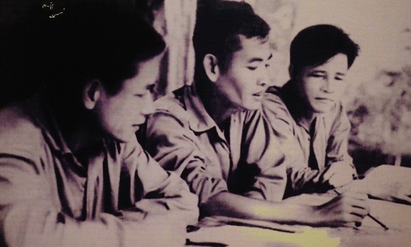 Đại tướng Nguyễn Chí Thanh (ngoài cùng, bên phải) nghe báo cáo tình hình trên chiến trường tại Bộ chỉ huy Miền, năm 1966.