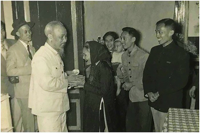 Chủ tịch Hồ Chí Minh thăm và chúc Tết gia đình cụ Nguyễn Thị Khánh, phố Lò Đúc, Hai Bà Trưng, Hà Nội, ngày 30/01/1957 (30 Tết Nguyên đán Đinh Dậu)
