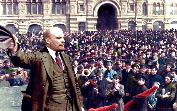 Lãnh tụ V.I.Lênin trực tiếp lãnh đạo nhân dân Nga thực hiện thành công Cách mạng tháng Mười năm 1917