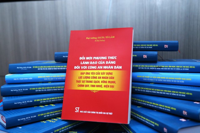 Ra mắt cuốn sách về đổi mới phương thức lãnh đạo đối với công an nhân dân