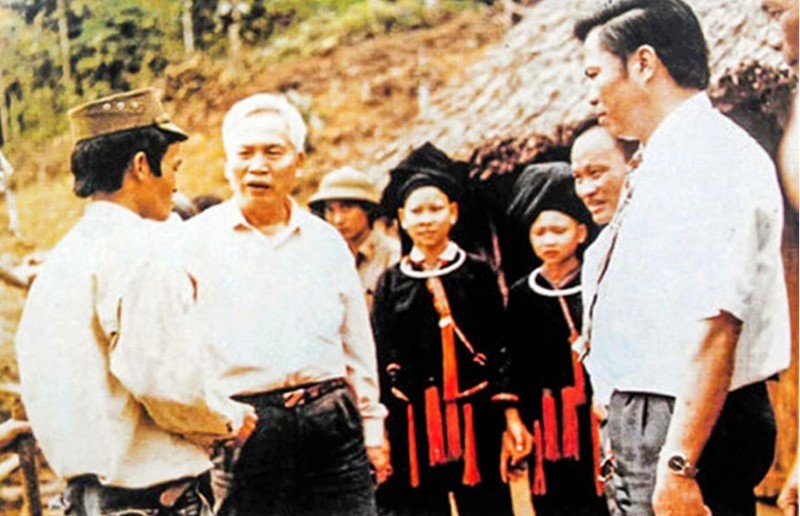 Đồng chí Đào Duy Tùng trong một chuyến công tác ở Yên Bái năm 1993