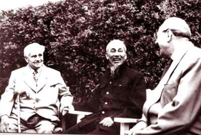Chủ tịch Hồ Chí Minh với Chủ tịch Wilhelm Pieck (người thứ nhất từ trái sang) và Thủ tướng Otto Grotewohl trong chuyến thăm Cộng hòa Dân chủ Đức của Người vào tháng 7/1957. Ảnh tư liệu lịch sử