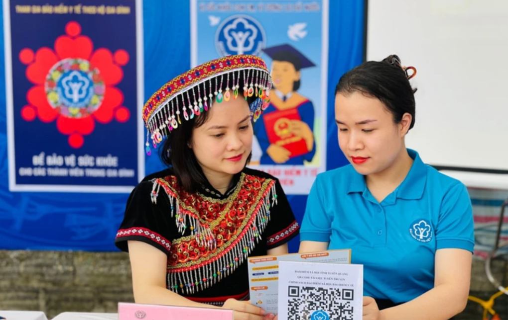 Nhân viên Bảo hiểm Xã hội Việt Nam tuyên truyền cho người dân về các chế độ chính sách