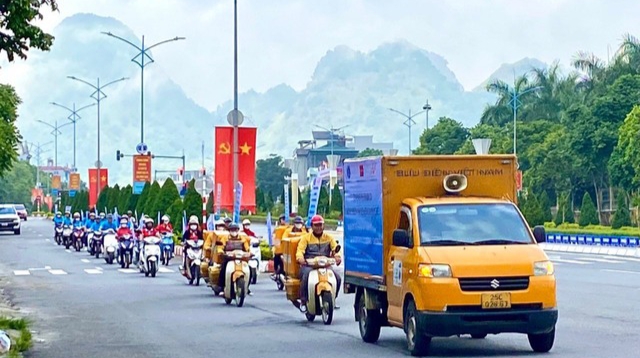 Bưu điện Việt Nam ra quân tuyên truyền, phát triển người tham gia BHXH tự nguyện, Bảo hiểm y tế - Ảnh: VGP/HM