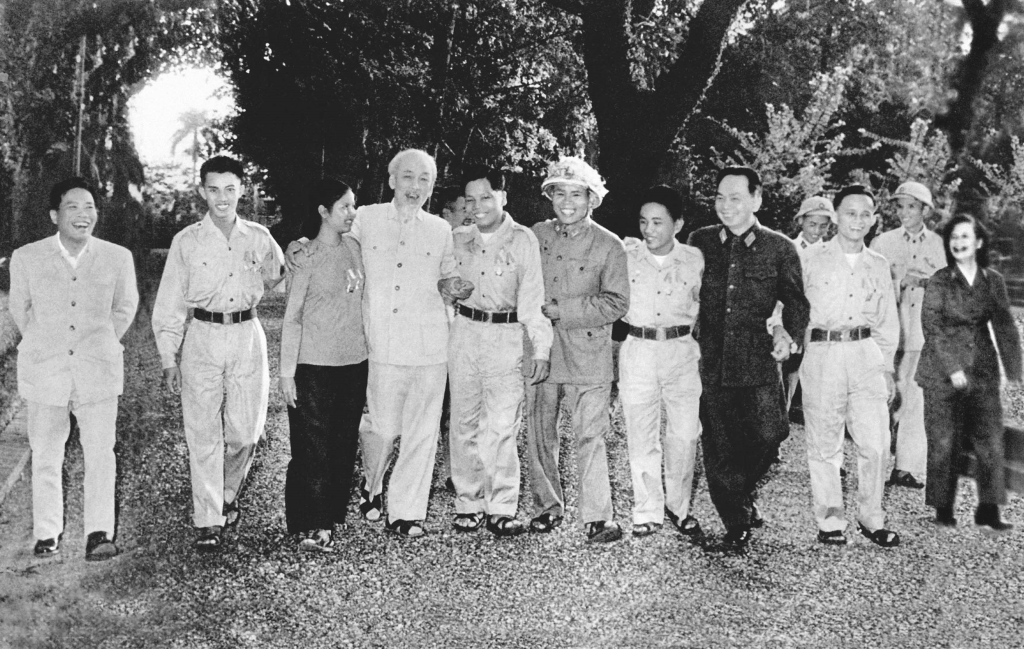 Chủ tịch Hồ Chí Minh với Đoàn đại biểu anh hùng, chiến sĩ thi đua các lực lượng vũ trang nhân dân giải phóng miền Nam ra thăm miền Bắc (năm 1965) Nguồn: hochiminh.vn