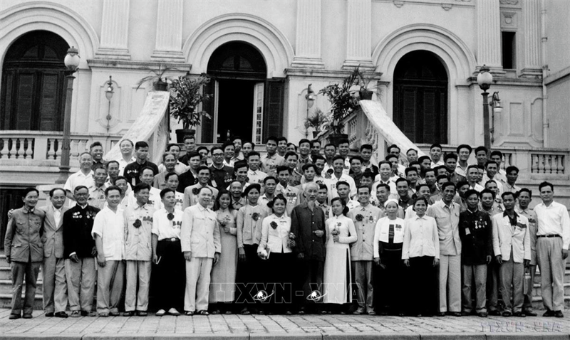 Ngày 6/5/1962, tại Phủ Chủ tịch, Chủ tịch Hồ Chí Minh gặp mặt các Anh hùng, Chiến sĩ thi đua từ Đại hội Anh hùng, Chiến sĩ thi đua lần thứ I (1952) đến Đại hội Anh hùng, Chiến sĩ thi đua lần thứ III (1962). Ảnh: TTXVN