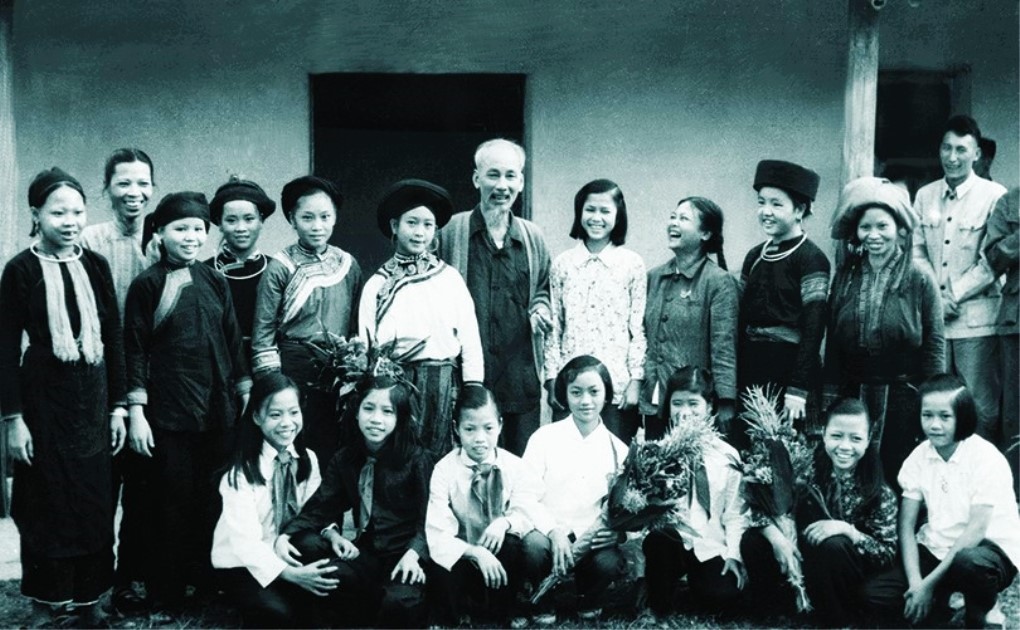 Bác Hồ chụp ảnh lưu niệm với đại biểu thiếu nhi và phụ nữ các dân tộc tỉnh Lào Cai ngày 23/9/1958. (Ảnh: Tư liệu TTXVN)