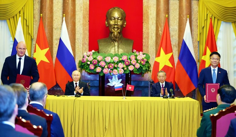 Phó Thủ tướng Lê Thành Long và Phó Thủ tướng LB Nga Chernyshenko Dmitri Nikolaevich trao đổi Hiệp định giữa Chính phủ nước CHXHCN Việt Nam và Chính phủ Liên bang Nga về hợp tác trong lĩnh vực giáo dục đại học - Ảnh VGP/Đức Tuân