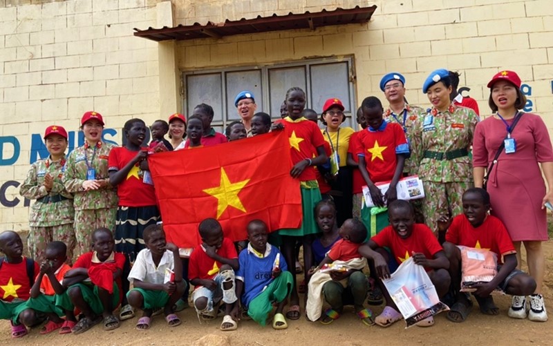 Bệnh viện dã chiến 2.4 tặng quà các em tại Nam Sudan