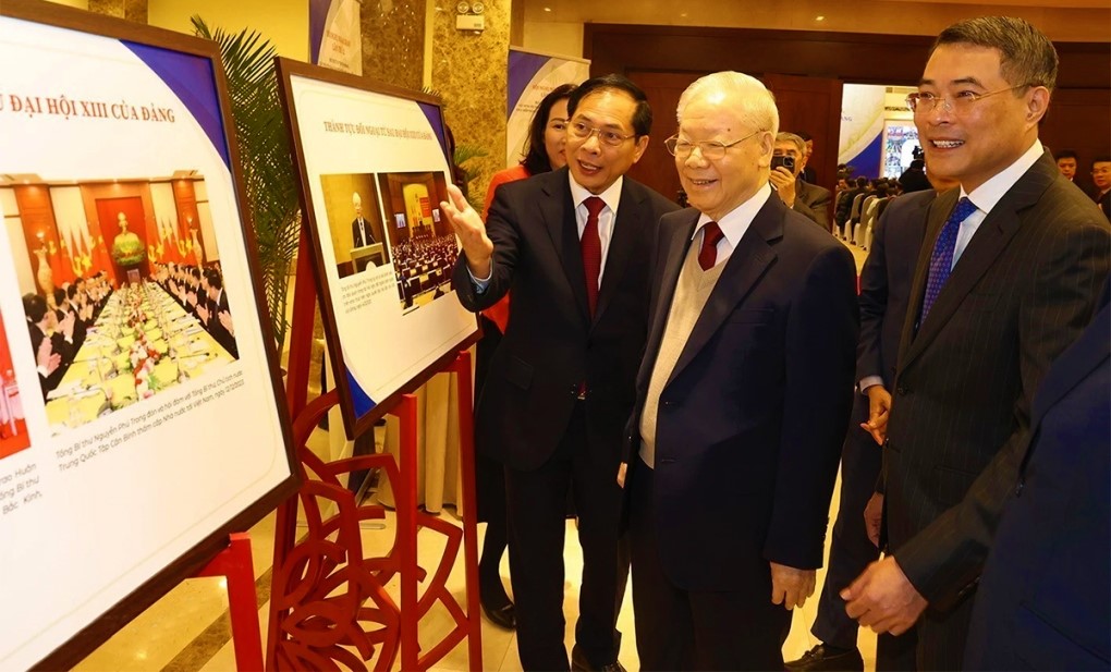 Tổng Bí thư Nguyễn Phú Trọng tham quan triển lãm ảnh về ngoại giao Việt Nam tại Hội nghị Ngoại giao lần thứ 32 (Nguồn: vietnamplus.vn)