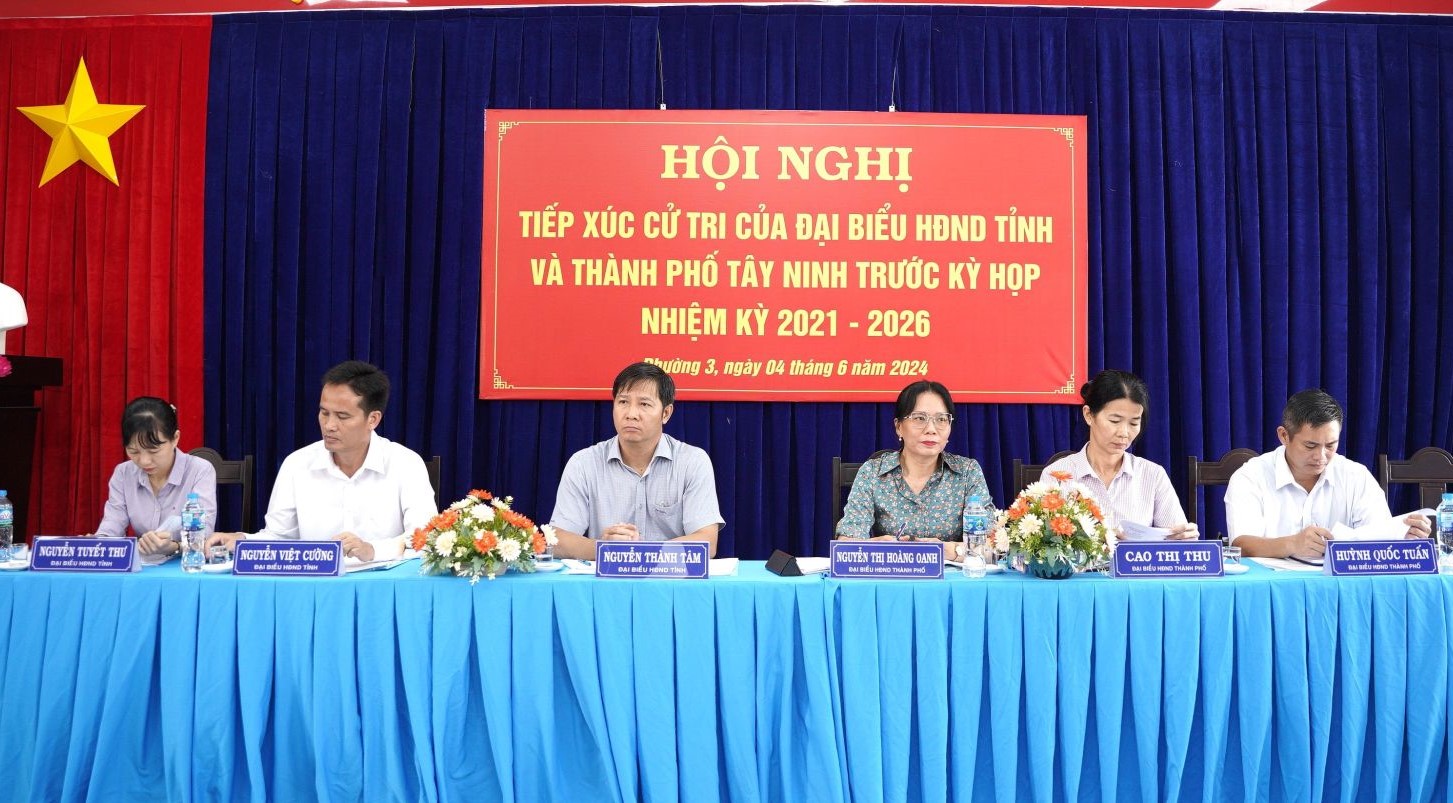 Bí thư Tỉnh uỷ, Chủ tịch HĐND tỉnh Nguyễn Thành Tâm và đại biểu HĐND hai cấp tiếp thu ý kiến cử tri.