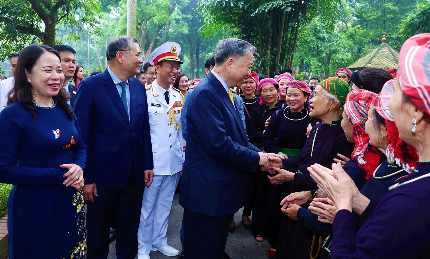 Ủy viên Bộ Chính trị, Chủ tịch nước Tô Lâm nói chuyện với nhân dân tại Khu di tích Chủ tịch Hồ Chí Minh trong Phủ Chủ tịch. Ảnh: TTXVN