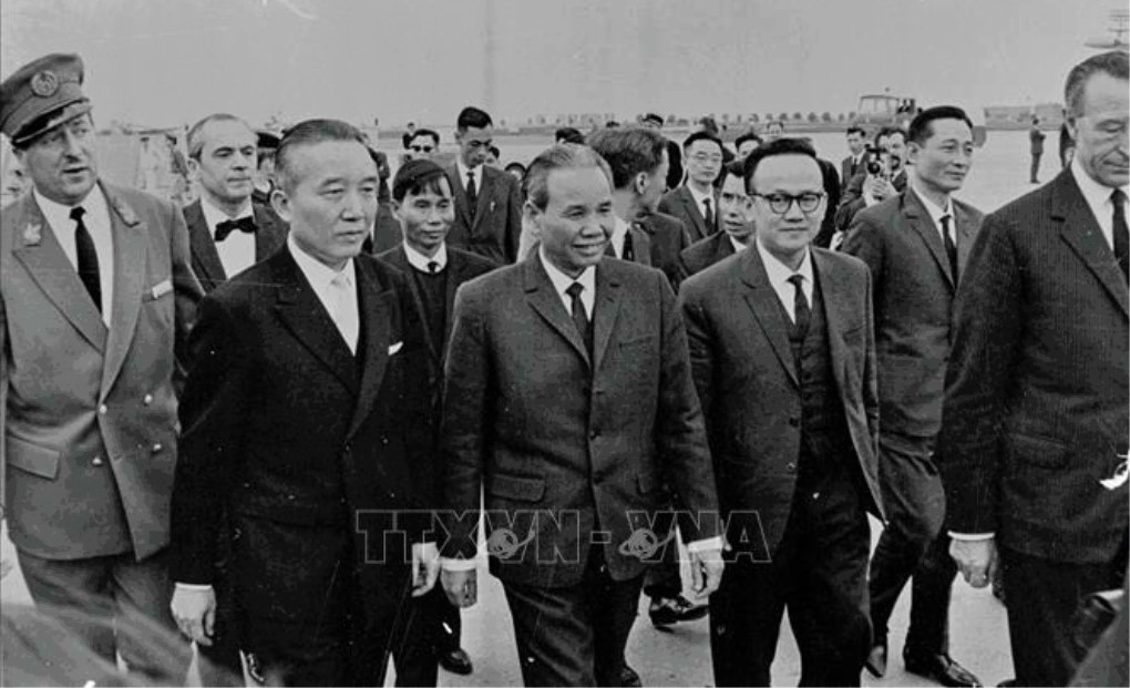 Ngày 9/5/1968, Bộ trưởng Xuân Thủy, Trưởng đoàn đại biểu Chính phủ Việt Nam Dân chủ Cộng hòa đến thủ đô Paris (Pháp), tiến hành cuộc đàm phán chính thức với Chính phủ Hoa Kỳ. (Ảnh: TTXVN)