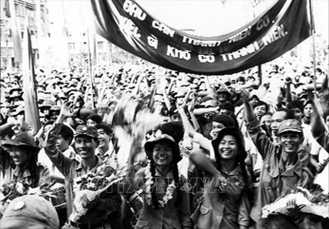 Thanh niên miền Bắc sôi nổi hưởng ứng phong trào Ba sẵn sàng (1969). Ảnh: Tư liệu TTXVN
