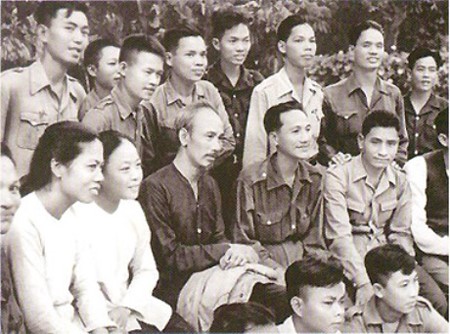 Chủ tịch Hồ Chí Minh với đội ngũ trí thức Việt Nam. Ảnh minh họa