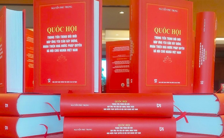 Cuốn sách "Quốc hội trong tiến trình đổi mới đáp ứng yêu cầu xây dựng, hoàn thiện Nhà nước pháp quyền xã hội chủ nghĩa Việt Nam" của Tổng Bí thư Nguyễn Phú Trọng - Ảnh: VGP/Nguyễn Hoàng