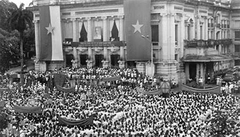 Mít tinh Tổng khởi nghĩa Tháng Tám năm 1945 tại Quảng trường Nhà hát Lớn Hà Nội (19/8/1945).