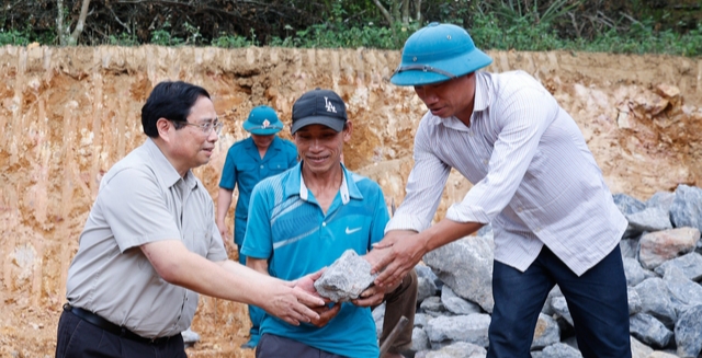 Thủ tướng tham gia khởi công xây nhà mới cho một số hộ gia đình có hoàn cảnh khó khăn trên địa bàn huyện Đà Bắc, tỉnh Hòa Bình - Ảnh: VGP/Nhật Bắc