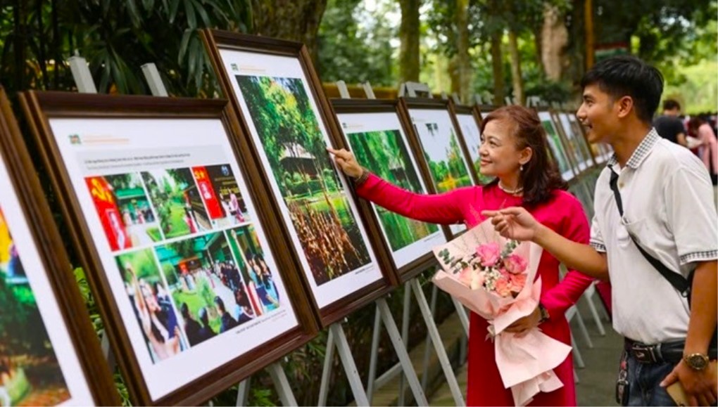 Khách tham quan Triển lãm "55 năm Ngày Bác đi xa, 55 năm bảo tồn và phát huy giá trị Khu di tích Chủ tịch Hồ Chí Minh tại Phủ Chủ tịch (1969-2024)". (Ảnh: Thanh Tùng)