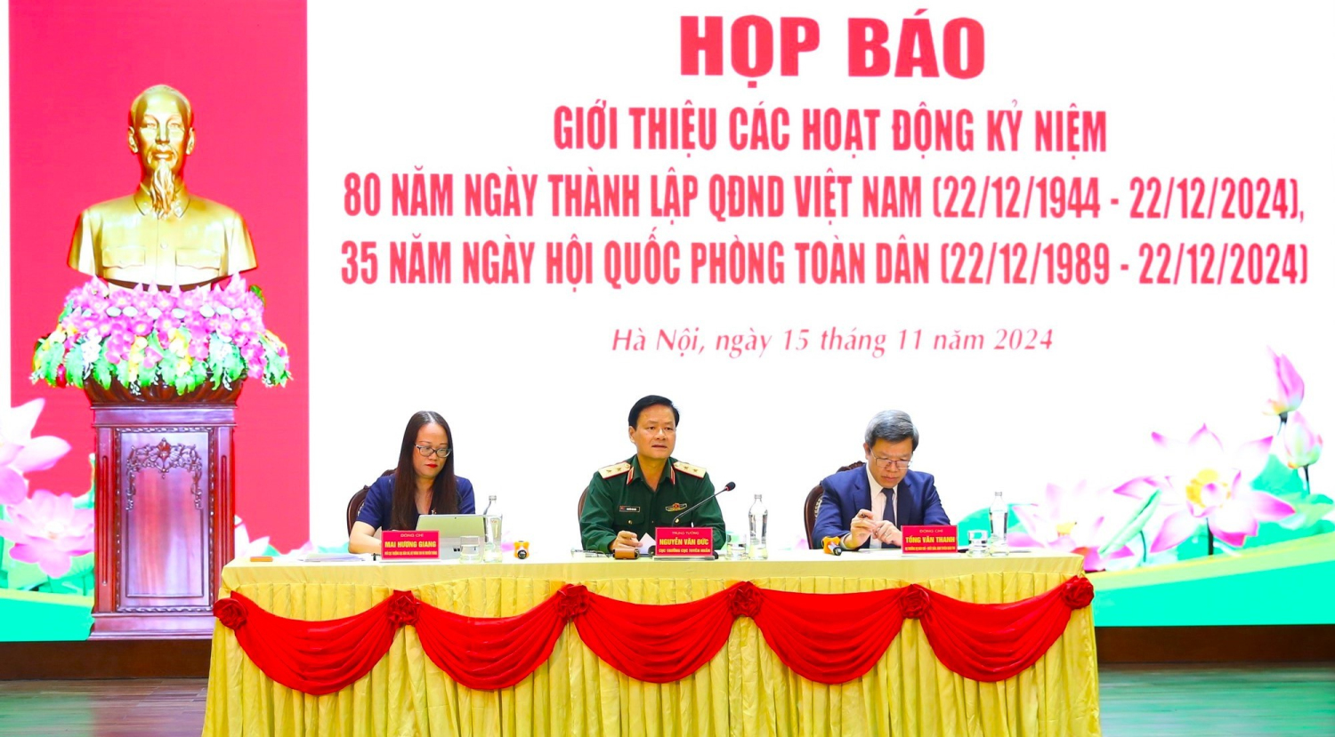 Các đồng chí chủ trì buổi họp báo - Ảnh: VGP/Vũ Phong