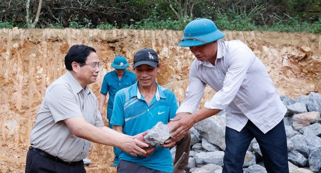 Thủ tướng Phạm Minh Chính tham gia khởi công xây nhà mới cho một số hộ gia đình có hoàn cảnh khó khăn trên địa bàn huyện Đà Bắc, tỉnh Hòa Bình - Ảnh: VGP/Nhật Bắc