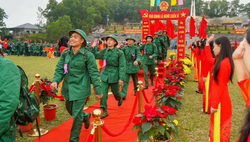 Các tân binh háo hức lên đường làm nhiệm vụ xây dựng và bảo vệ Tổ quốc