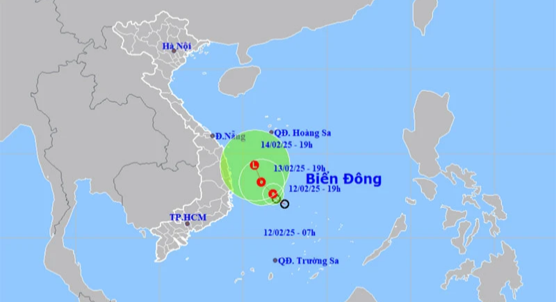 Vị trí và hướng di chuyển của áp thấp nhiệt đới lúc 19 giờ ngày 12/2. (Nguồn: nchmf.gov.vn)