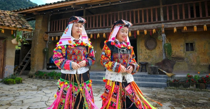 Người Lô Lô Hoa ở chân núi Rồng, thuộc xã Lũng Cú, huyện Đồng Văn, tỉnh Hà Giang bên kiến trúc nhà trình tường lợp ngói đặc trưng. (Ảnh minh họa: THÀNH ĐẠT)