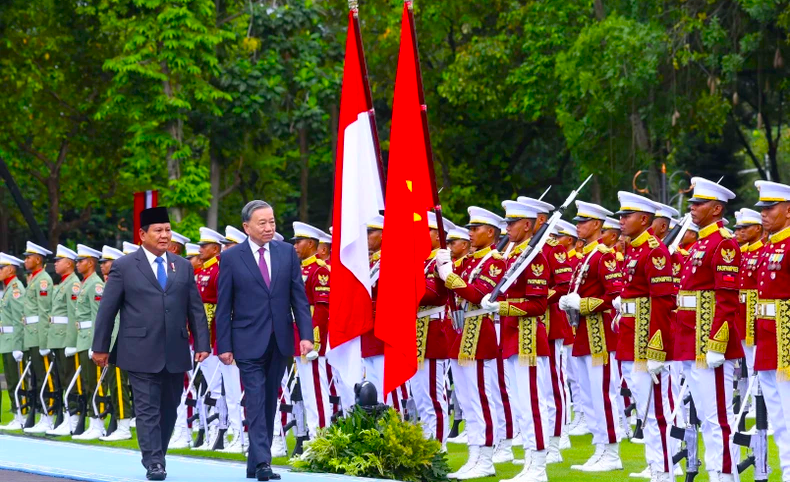 Tổng Bí thư Tô Lâm và Tổng thống Cộng hòa Indonesia, Chủ tịch Đảng Phong trào Indonesia vĩ đại (Gerindra) Prabowo Subianto duyệt đội danh dự. Ảnh: Thống Nhất/TTXVN